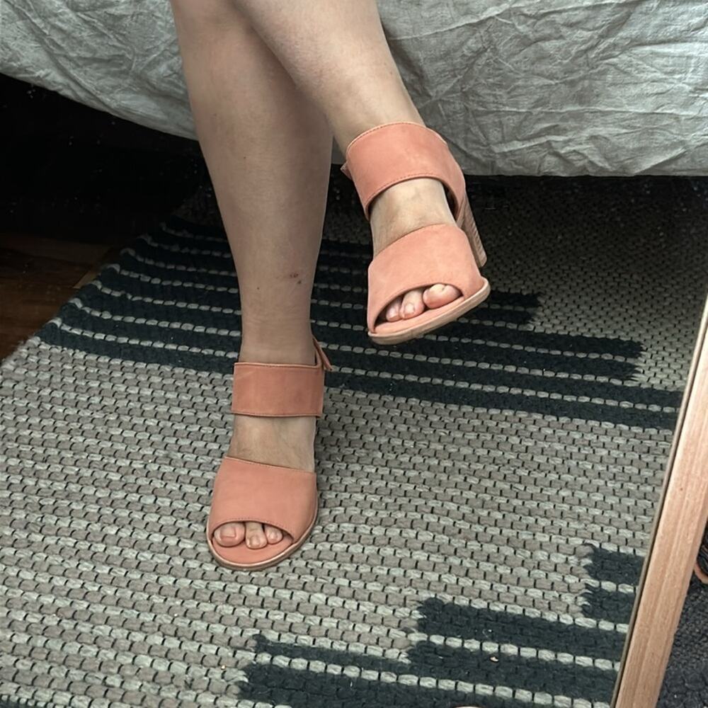 SUNDANCE X CHOCOLAT BLU Peachy Chunky Heel Suede Margaret Sandal. Size 7.5/ 38
